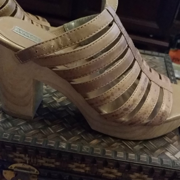 Banana Republic sandals on wooden platform - Picture 2 of 12